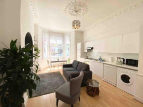 Entire spacious ground floor 2 bedroom flat